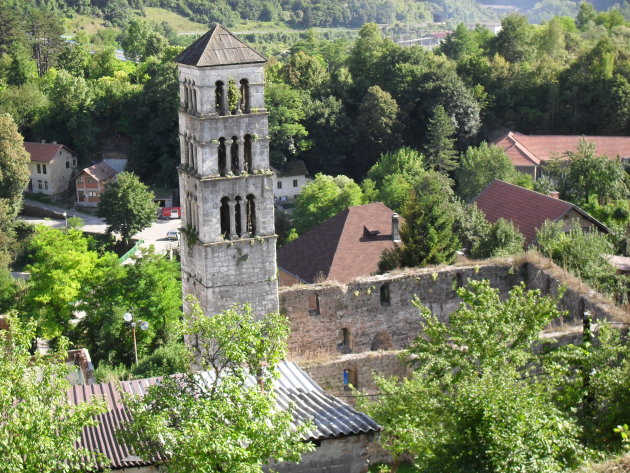 Vervallen kerk in een dorp