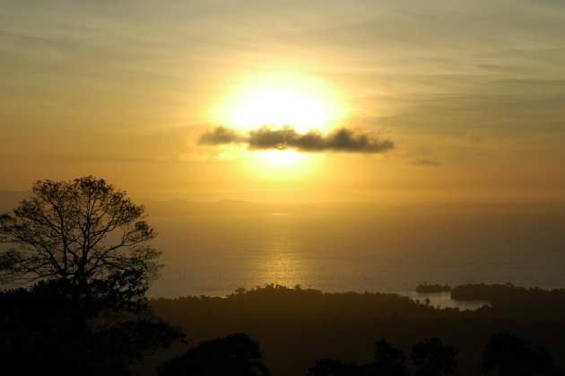 Zonsopgang Brokopondo, Suriname 