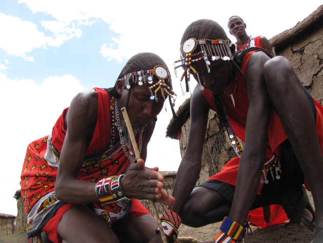 Vuurtje maken met de Masai