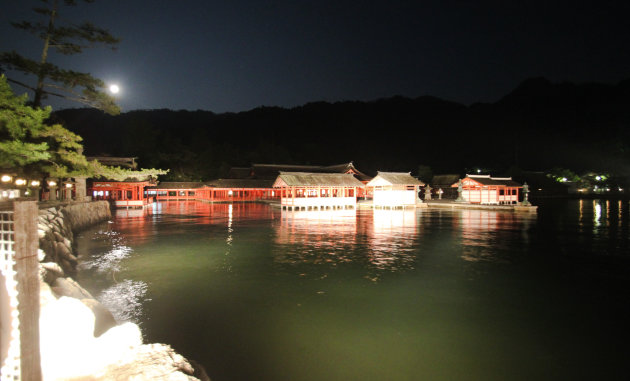 Itsukushima shrine 's avonds