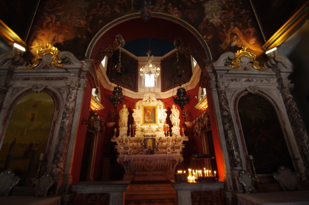 In de kerk 'Onze Vrouw van de Rotsen'