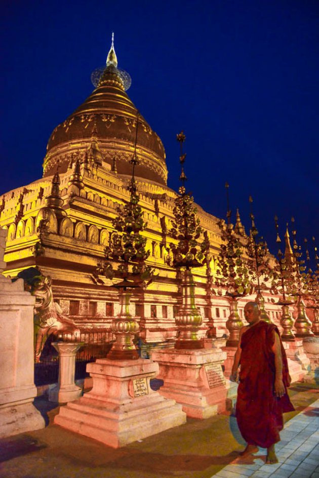 tempel tijdens blauwe uurtje