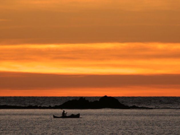 Visser bij zonsondergang