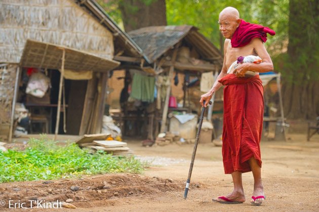 oude monnik in Bagan