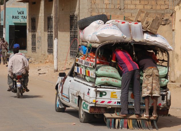 Afgeladen Peugeot in Senegal