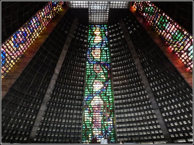 Interieur van de pyramide-kathedraal in Rio. 