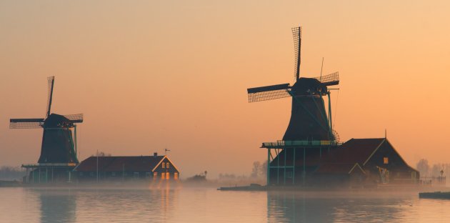 Mistige zonsopkomst Zaanse Schans