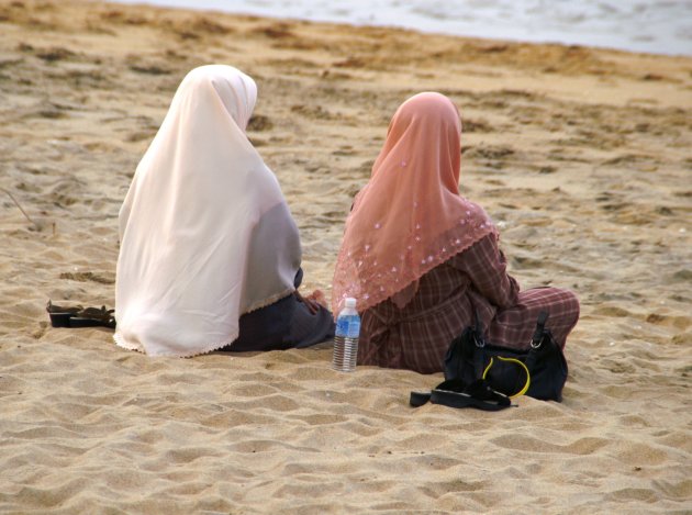 Bijpraten op het strand