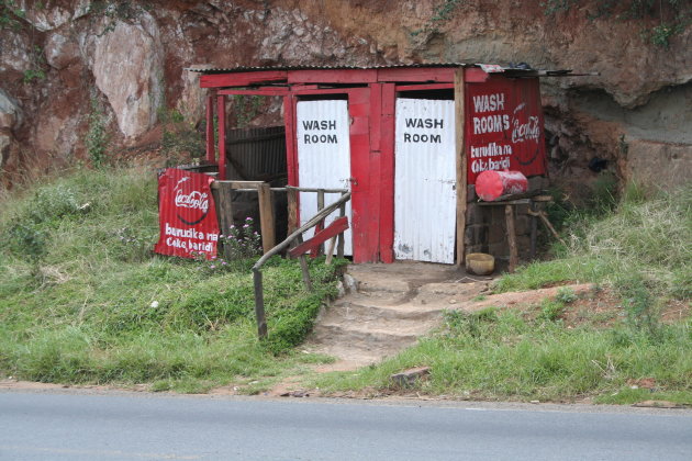 Sanitair aan de snelweg in Kenia