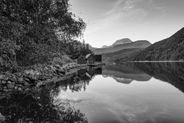 Noors landschap in zwart-wit