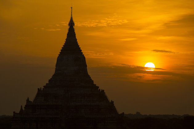 Zonsopkomst naast de Shwesandaw pagode