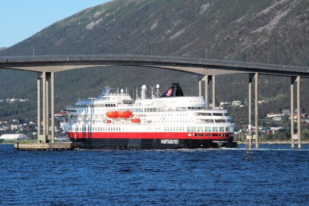 Hurtigruten de MS Finnmarken onder de Tromsøbrug - Tromso