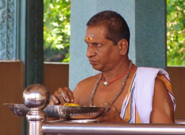 priester Batu caves temple