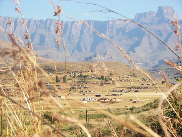 Rondavels in het landschap van Zuid Afrika