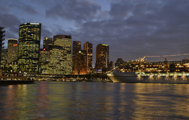 Sydney harbour bij het vallen van de avond