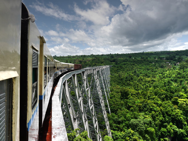 Het Goteik viaduct