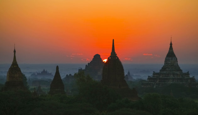 Zonsopkomst over Bagan