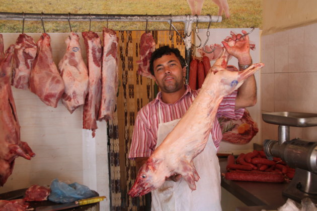 Trotse slager op de markt in Tirana