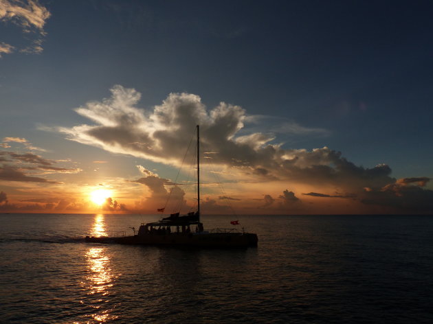 Zonsondergang bij de kliffen van Negril