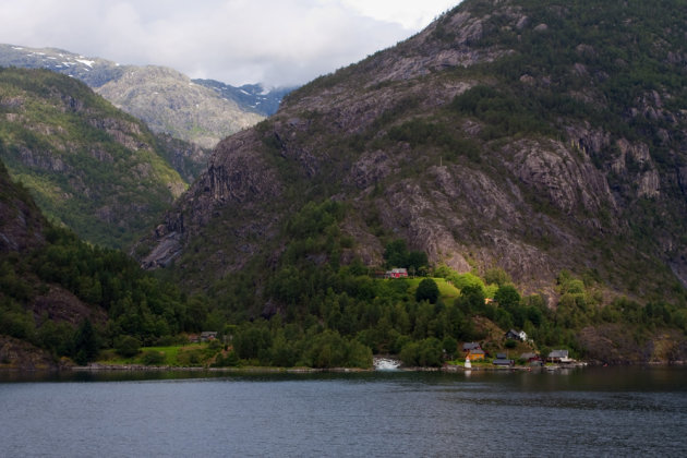 Gehuchtje aan de oever van de Fjord