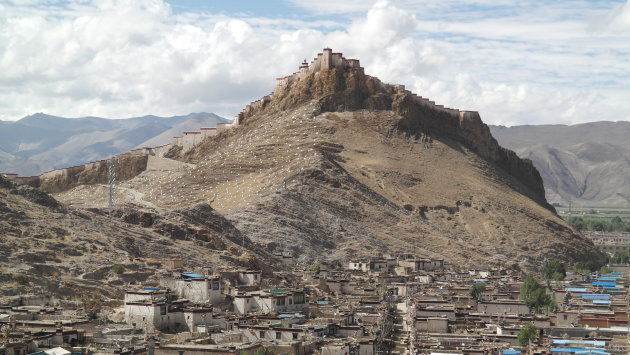 blik op de Gyatse fort bij het Palkhor klooster