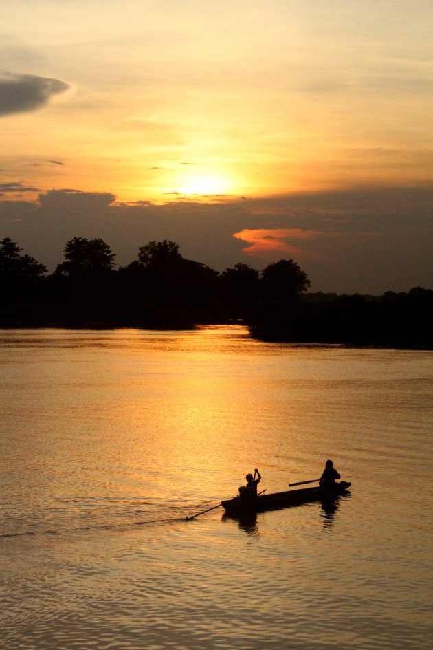 Zonsondergang bij Si Phan Don