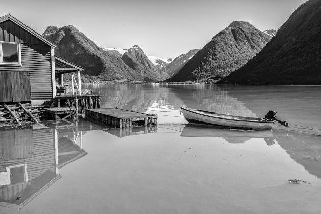 Fjord reflectie in zwart-wit