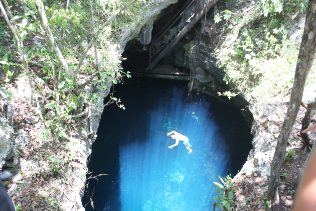  Snorkelaar in cenote The Pit