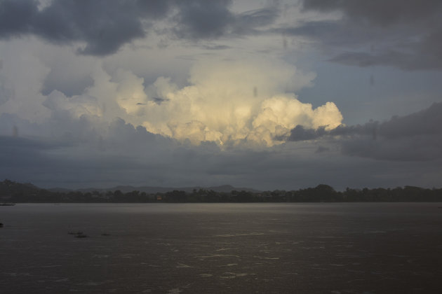 Tropische buien boven de Mekong