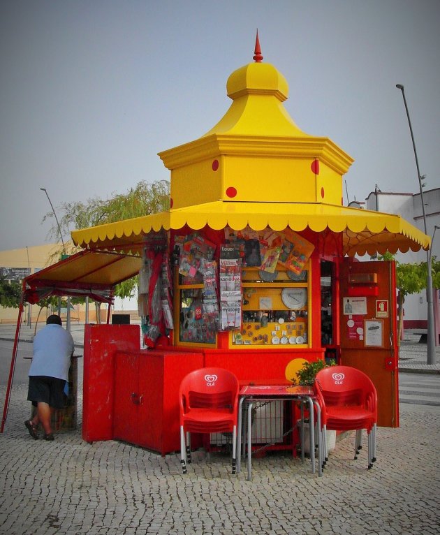 kleurige kiosk