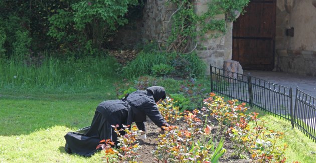 Knielen in het klooster