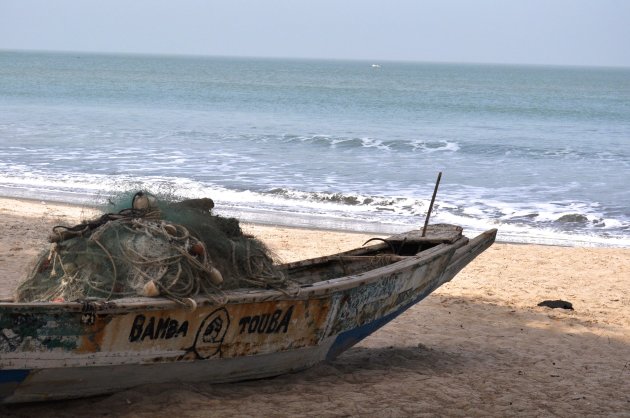 bootje op het strand