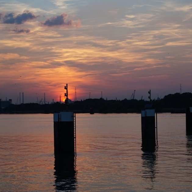 Zon gaat onder boven de Schelde