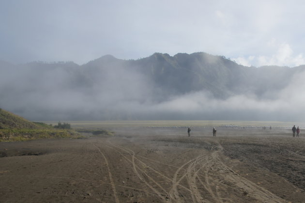 Zwaveldamp aan de voet van de Bromo Vulkaan