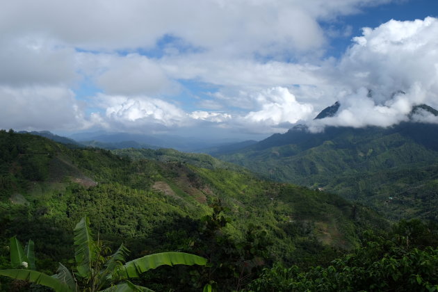 Mount Kinabalu komt door de wolken piepen...