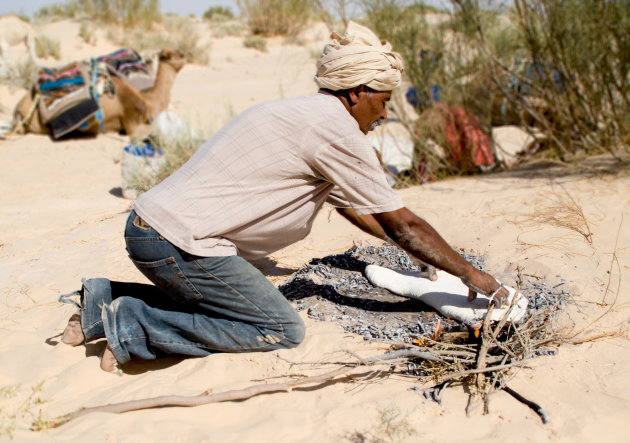 Brood bakken in de Sahara