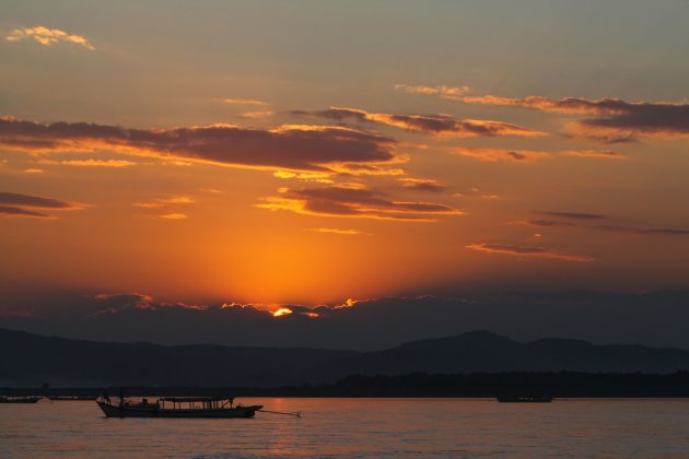 zonsondergang op de Ayeyarwady Rivier