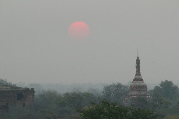 Zon op boven Bagan