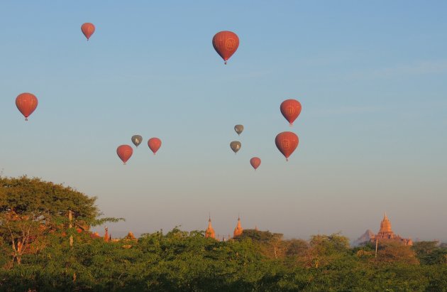 Ballonnen boven Bagan