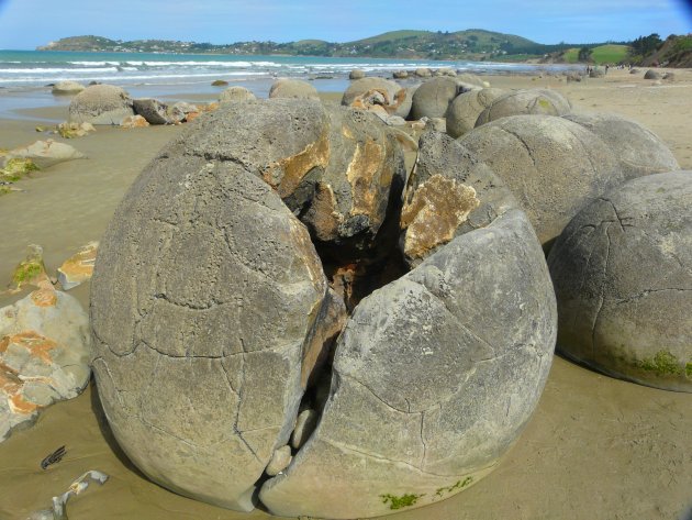 Moeraki Boulders. 