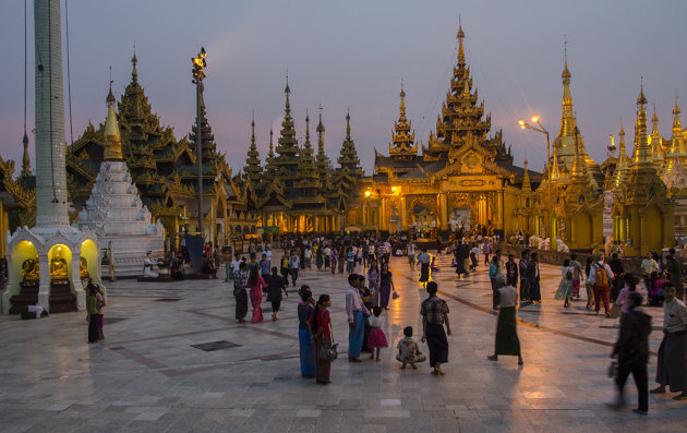 Shwedagon at night