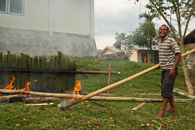 Rijst koken in bamboe