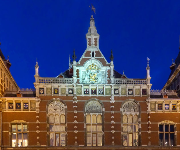 Kijk eens omhoog bij Amsterdam Centraal