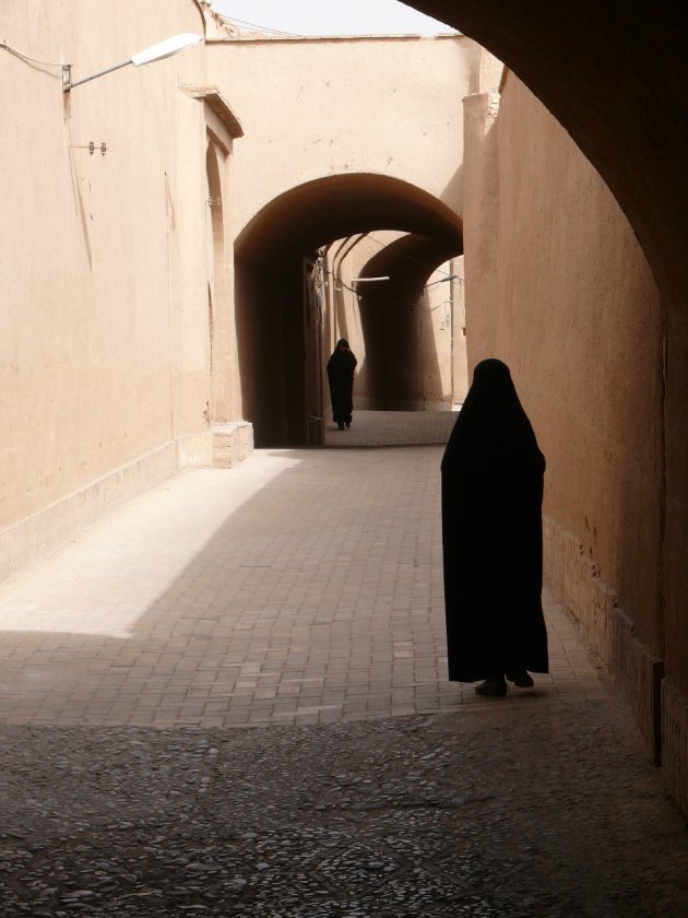 Ronddwalen in de nauwe straten van Yazd