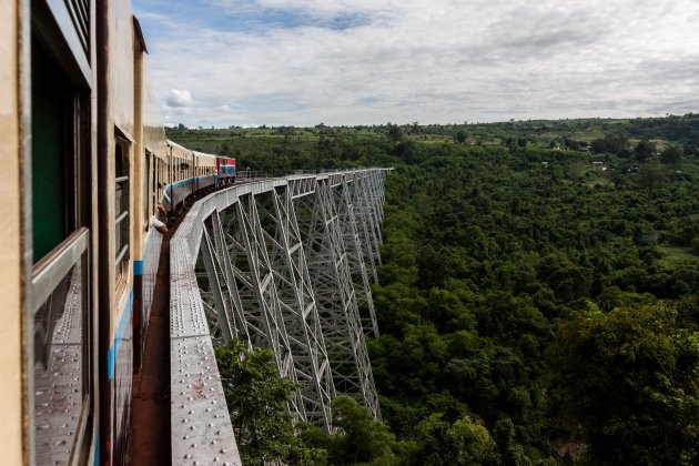 Treinritje voor waaghalzen in Birma