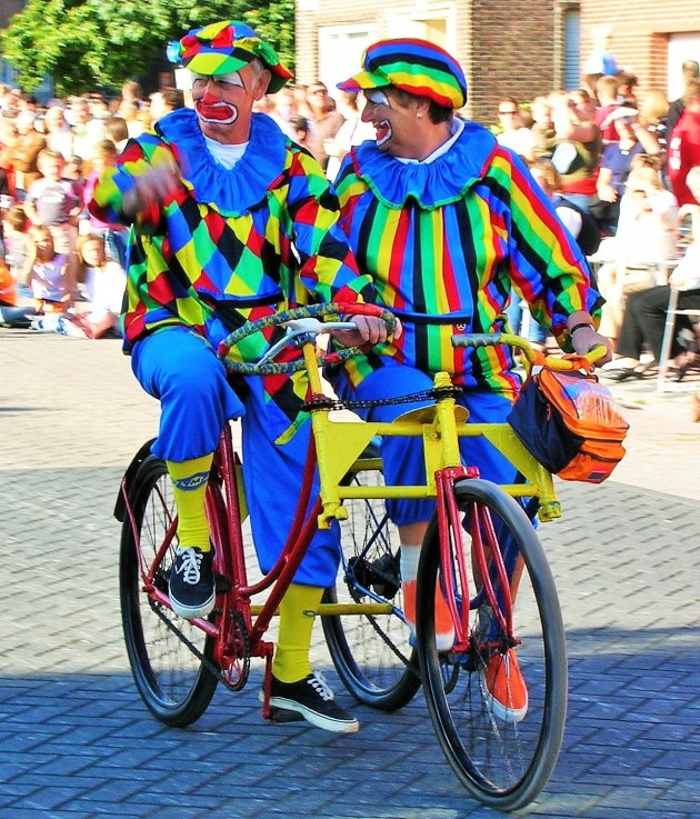 Gekke clowns in Geitenstoet