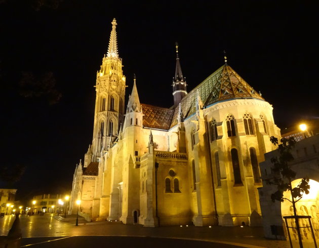 Matthiaskerk bij avond.