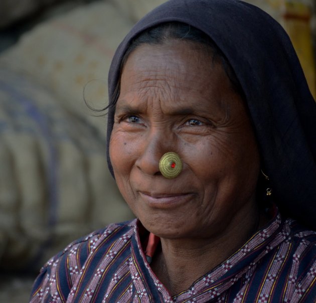 Ze is een Rana Tharu vrouw