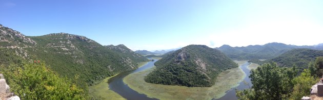 Rijeka Crnojevica; een natuurverschijnsel 10 km van het strand.