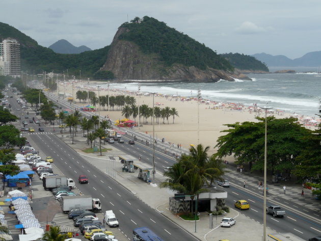 Uitzicht over Avenida Atlantica en het strand van Copacabana